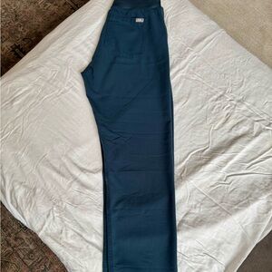 Figs Livingston Basic Scrubs size medium straight leg pants in Dark Harbor